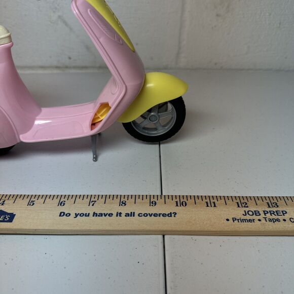 2016 Barbie Vespa Scooter Pink & Yellow DVX56 Mattel - Picture 3 of 8